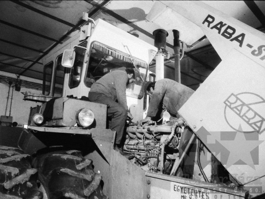 THM-BJ-06275 - Gépjavítás a szedresi termelőszövetkezetben az 1980-as években 