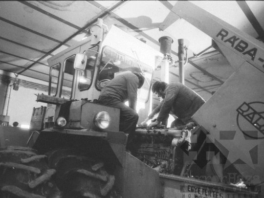 THM-BJ-06276 - Gépjavítás a szedresi termelőszövetkezetben az 1980-as években 