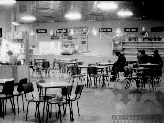 THM-BJ-06319 - Presszó hajnalban Pakson az 1980-as években