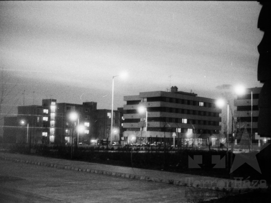 THM-BJ-06320 - Paks hajnalban az 1980-as években