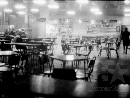 THM-BJ-06326 - Presszó hajnalban Pakson az 1980-as években