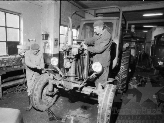 THM-BJ-06330 - Traktorjavítás a szedresi termelőszövetkezetben az 1980-as években 