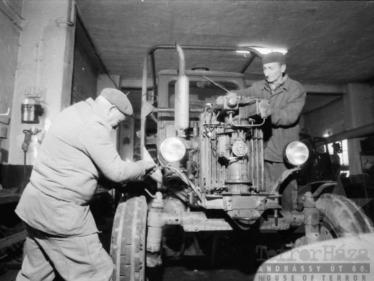 THM-BJ-06331 - Traktorjavítás a szedresi termelőszövetkezetben az 1980-as években 