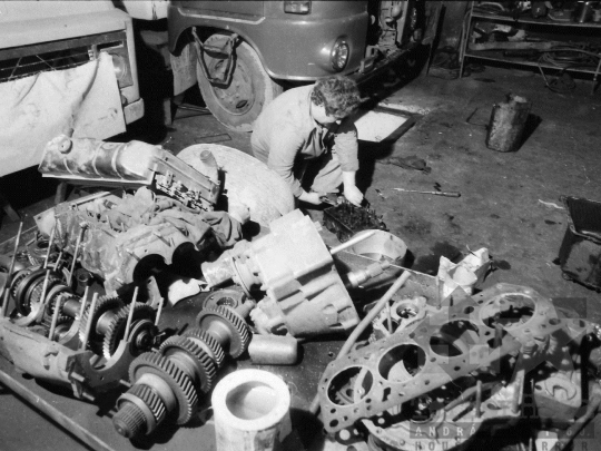 THM-BJ-06332 - Traktorjavítás a szedresi termelőszövetkezetben az 1980-as években 