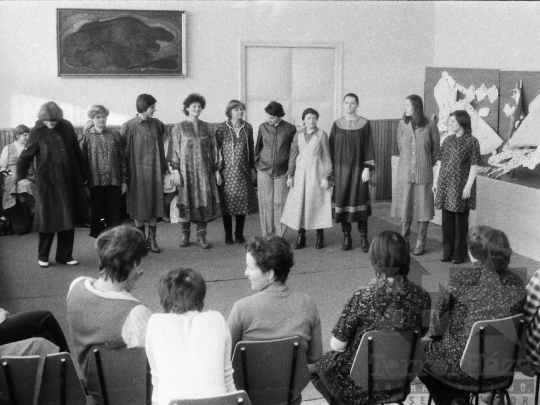 THM-BJ-06348 - Ruhabemutató várandós anyáknak a megyei művelődési házban Szekszárdon az 1980-as években