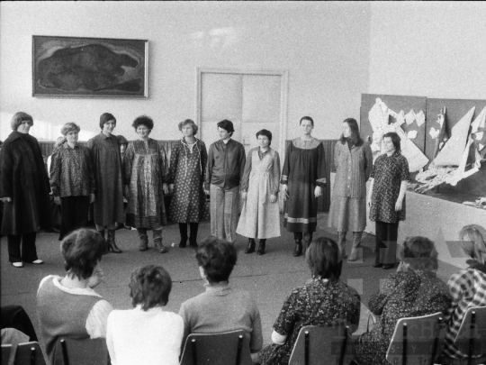 THM-BJ-06349 - Ruhabemutató várandós anyáknak a megyei művelődési házban Szekszárdon az 1980-as években