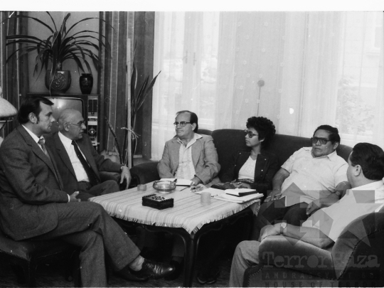 THM-BJ-06385 - Külföldi delegáció a szekszárdi Hazafias Népfront központjában az 1980-as években 