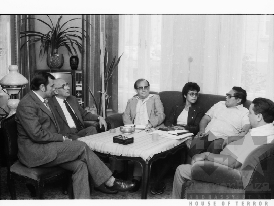 THM-BJ-06387 - Külföldi delegáció a szekszárdi Hazafias Népfront központjában az 1980-as években 