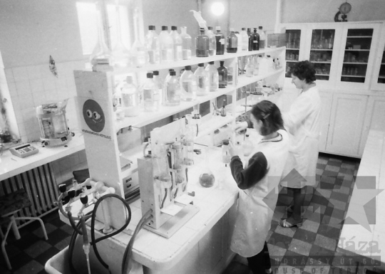 THM-BJ-06416 - Szekszárdi laboratórium az 1980-as években