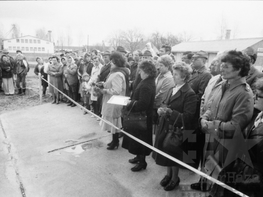 THM-BJ-06485 - Benzinkút ünnepélyes átadása Kocsolán az 1980-as években 