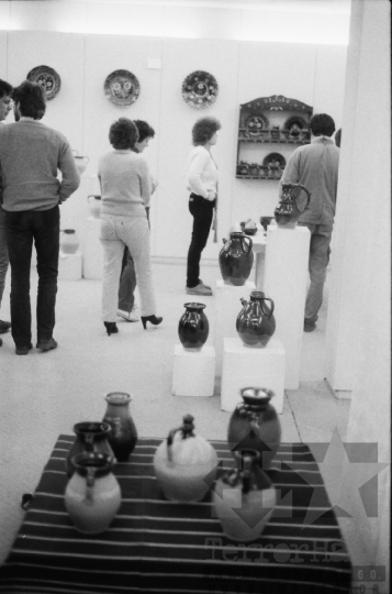 THM-BJ-06504 - Kerámiakiállítás Teszler Ella fazekas népi iparművész munkáiból Bonyhádon az 1980-as években