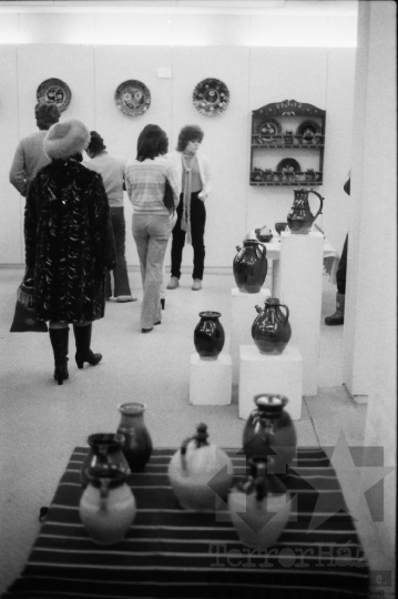 THM-BJ-06505 - Kerámiakiállítás Teszler Ella fazekas népi iparművész munkáiból Bonyhádon az 1980-as években