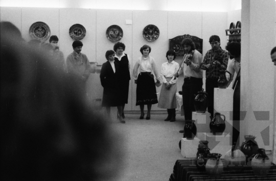 THM-BJ-06506 - Kerámiakiállítás Teszler Ella fazekas népi iparművész munkáiból Bonyhádon az 1980-as években