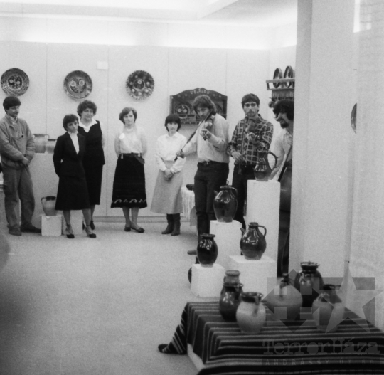 THM-BJ-06507 - Kerámiakiállítás Teszler Ella fazekas népi iparművész munkáiból Bonyhádon az 1980-as években