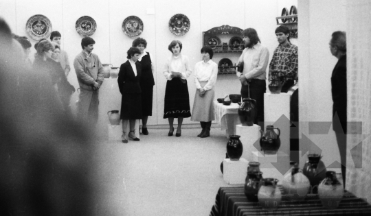 THM-BJ-06508 - Kerámiakiállítás Teszler Ella fazekas népi iparművész munkáiból Bonyhádon az 1980-as években