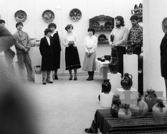 THM-BJ-06509 - Kerámiakiállítás Teszler Ella fazekas népi iparművész munkáiból Bonyhádon az 1980-as években