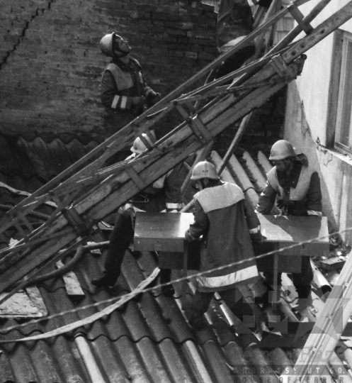 THM-BJ-06744 - Tűzvész a szekszárdi Nagyvilág moziban az 1980-as években 