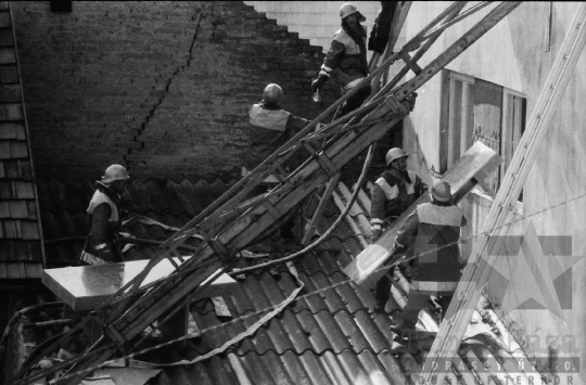 THM-BJ-06745 - Tűzvész a szekszárdi Nagyvilág moziban az 1980-as években 