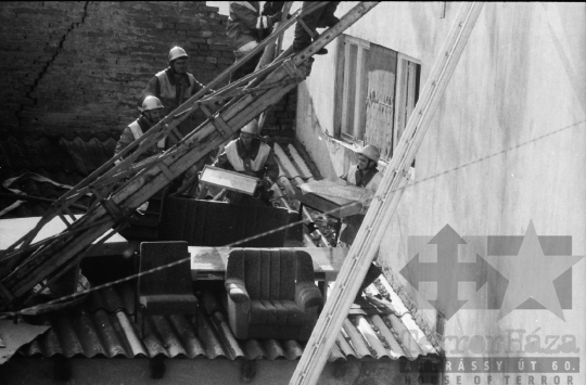 THM-BJ-06746 - Tűzvész a szekszárdi Nagyvilág moziban az 1980-as években 