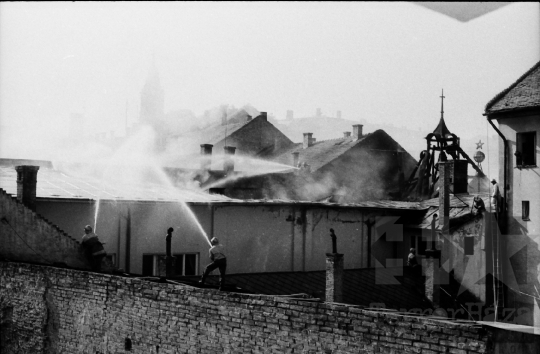 THM-BJ-06750 - Tűzvész a szekszárdi Nagyvilág moziban az 1980-as években 