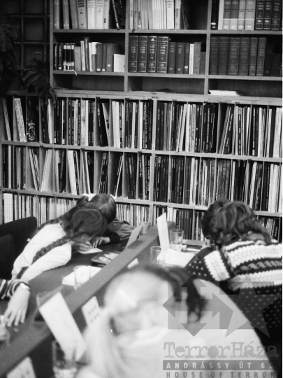 THM-BJ-06818 - Gyerekfoglalkozás a szekszárdi könyvtár zeneműtárában az 1980-as években