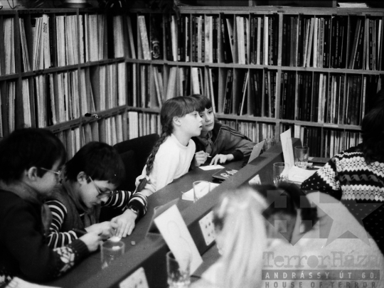 THM-BJ-06819 - Gyerekfoglalkozás a szekszárdi könyvtár zeneműtárában az 1980-as években