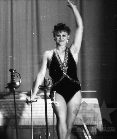 THM-BJ-06839 - ANITA-show - vándorartisták fellépése Mórágyon az 1980-as években
