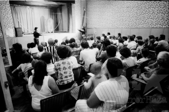 THM-BJ-06840 - ANITA-show - vándorartisták fellépése Mórágyon az 1980-as években