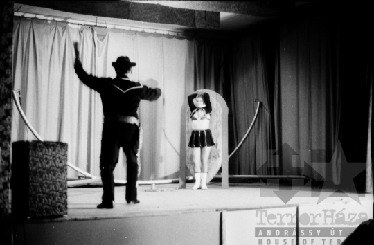 THM-BJ-06841 - ANITA-show - vándorartisták fellépése Mórágyon az 1980-as években