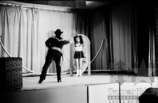 THM-BJ-06842 - ANITA-show - vándorartisták fellépése Mórágyon az 1980-as években