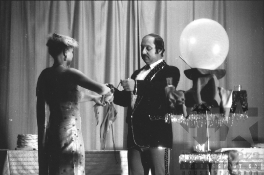 THM-BJ-06845 - ANITA-show - vándorartisták fellépése Mórágyon az 1980-as években