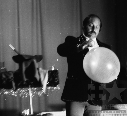 THM-BJ-06846 - ANITA-show - vándorartisták fellépése Mórágyon az 1980-as években