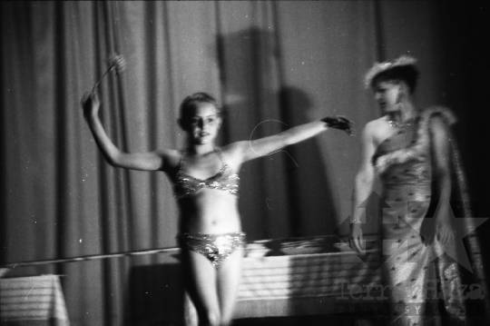THM-BJ-06848 - ANITA-show - vándorartisták fellépése Mórágyon az 1980-as években