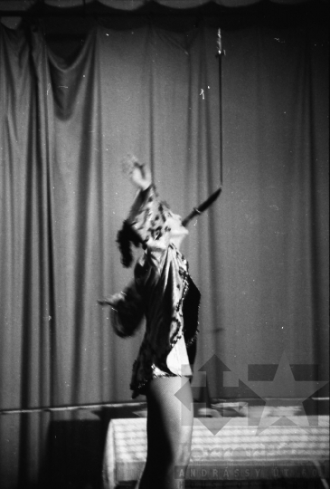 THM-BJ-06849 - ANITA-show - vándorartisták fellépése Mórágyon az 1980-as években