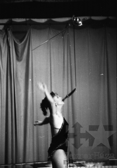 THM-BJ-06850 - ANITA-show - vándorartisták fellépése Mórágyon az 1980-as években