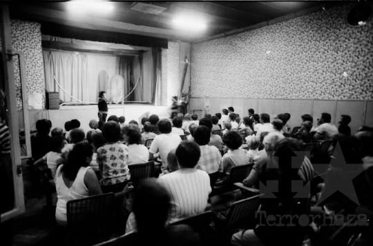 THM-BJ-06852 - ANITA-show - vándorartisták fellépése Mórágyon az 1980-as években