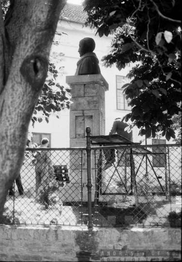 THM-BJ-06866 - Bezerédj István szobra a szekszárdi megyeháza udvarán az 1980-as években