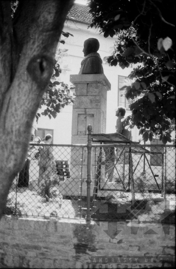 THM-BJ-06867 - Bezerédj István szobra a szekszárdi megyeháza udvarán az 1980-as években