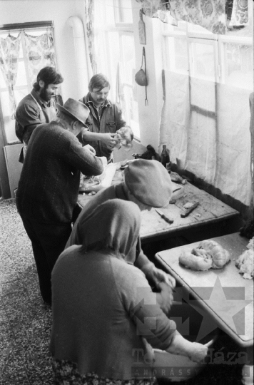 THM-BJ-06868 - Disznóvágás és disznótor Mórágyon Mucska István Alkotmány utcai házánál az 1980-as években