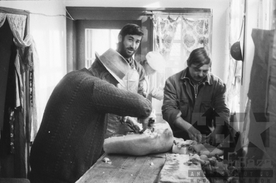 THM-BJ-06870 - Disznóvágás és disznótor Mórágyon Mucska István Alkotmány utcai házánál az 1980-as években