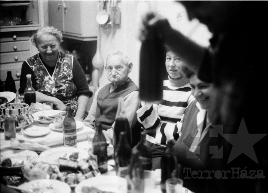 THM-BJ-06875 - Disznóvágás és disznótor Mórágyon Mucska István Alkotmány utcai házánál az 1980-as években