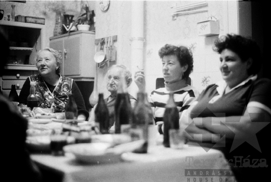 THM-BJ-06876 - Disznóvágás és disznótor Mórágyon Mucska István Alkotmány utcai házánál az 1980-as években