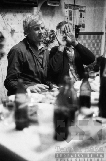 THM-BJ-06877 - Disznóvágás és disznótor Mórágyon Mucska István Alkotmány utcai házánál az 1980-as években