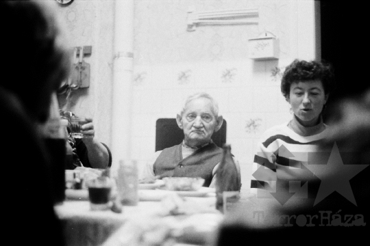 THM-BJ-06878 - Disznóvágás és disznótor Mórágyon Mucska István Alkotmány utcai házánál az 1980-as években