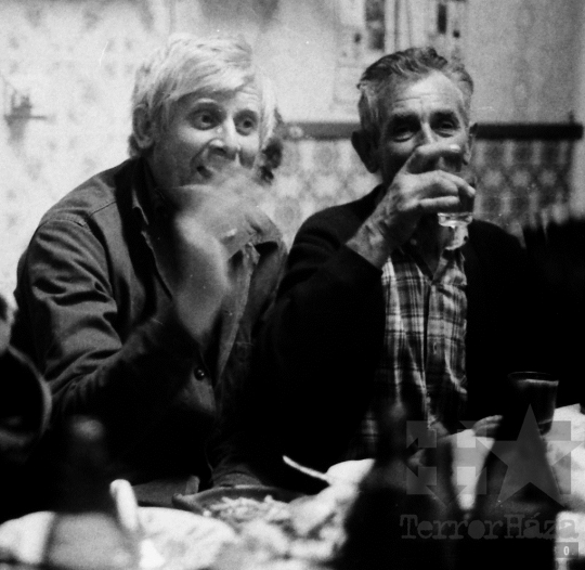 THM-BJ-06879 - Disznóvágás és disznótor Mórágyon Mucska István Alkotmány utcai házánál az 1980-as években