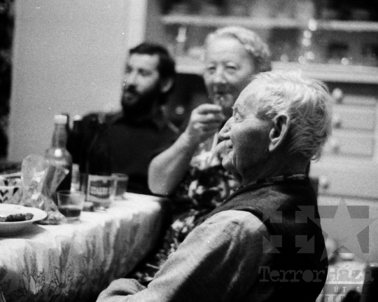 THM-BJ-06882 - Disznóvágás és disznótor Mórágyon Mucska István Alkotmány utcai házánál az 1980-as években