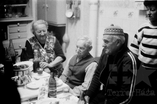 THM-BJ-06884 - Disznóvágás és disznótor Mórágyon Mucska István Alkotmány utcai házánál az 1980-as években