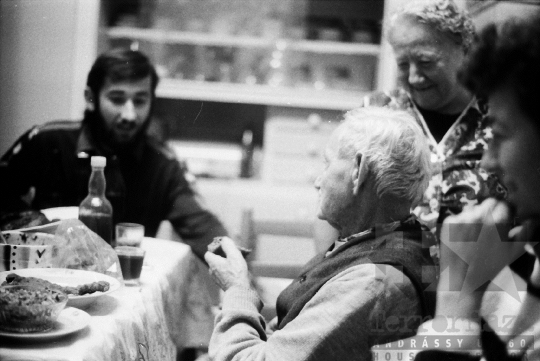 THM-BJ-06886 - Disznóvágás és disznótor Mórágyon Mucska István Alkotmány utcai házánál az 1980-as években