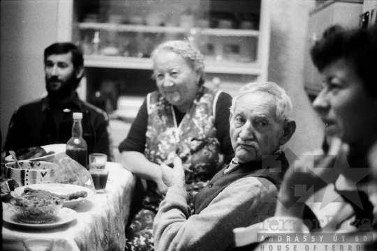 THM-BJ-06887 - Disznóvágás és disznótor Mórágyon Mucska István Alkotmány utcai házánál az 1980-as években