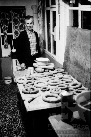 THM-BJ-06888 - Disznóvágás és disznótor Mórágyon Mucska István Alkotmány utcai házánál az 1980-as években